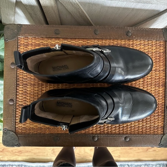 MICHAEL KORS FINLEY ANKLE BOOT - Picture 14 of 14